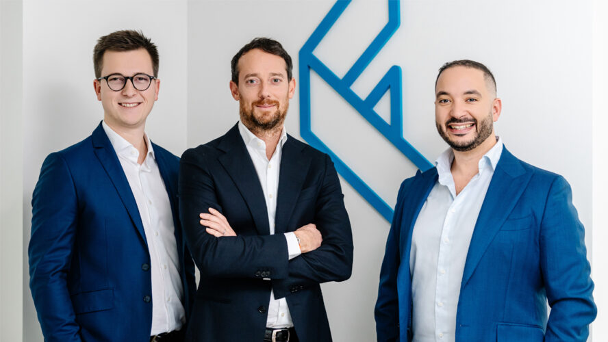 Trois membres de l’équipe Forecast Consulting devant le logo de l’entreprise